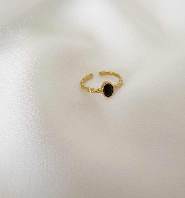 Anel em Aço Dourado Torcido com Pedra Preta