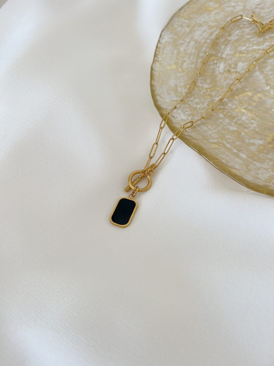 Colar em Aço Dourado com Malha Rectangular e Pendente Preto