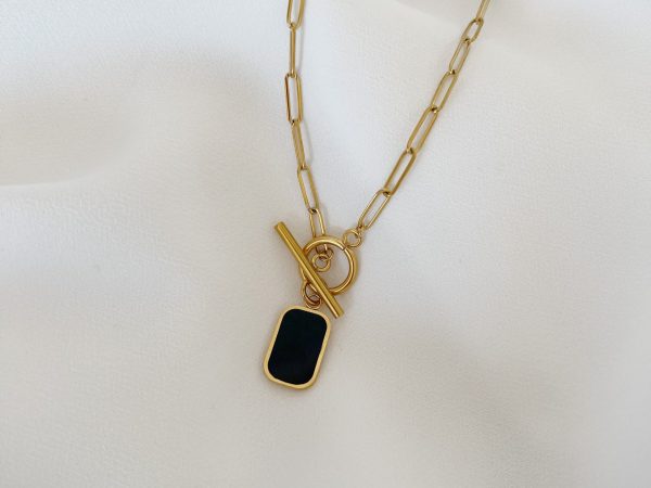 Colar em Aço Dourado com Malha Rectangular e Pendente Preto