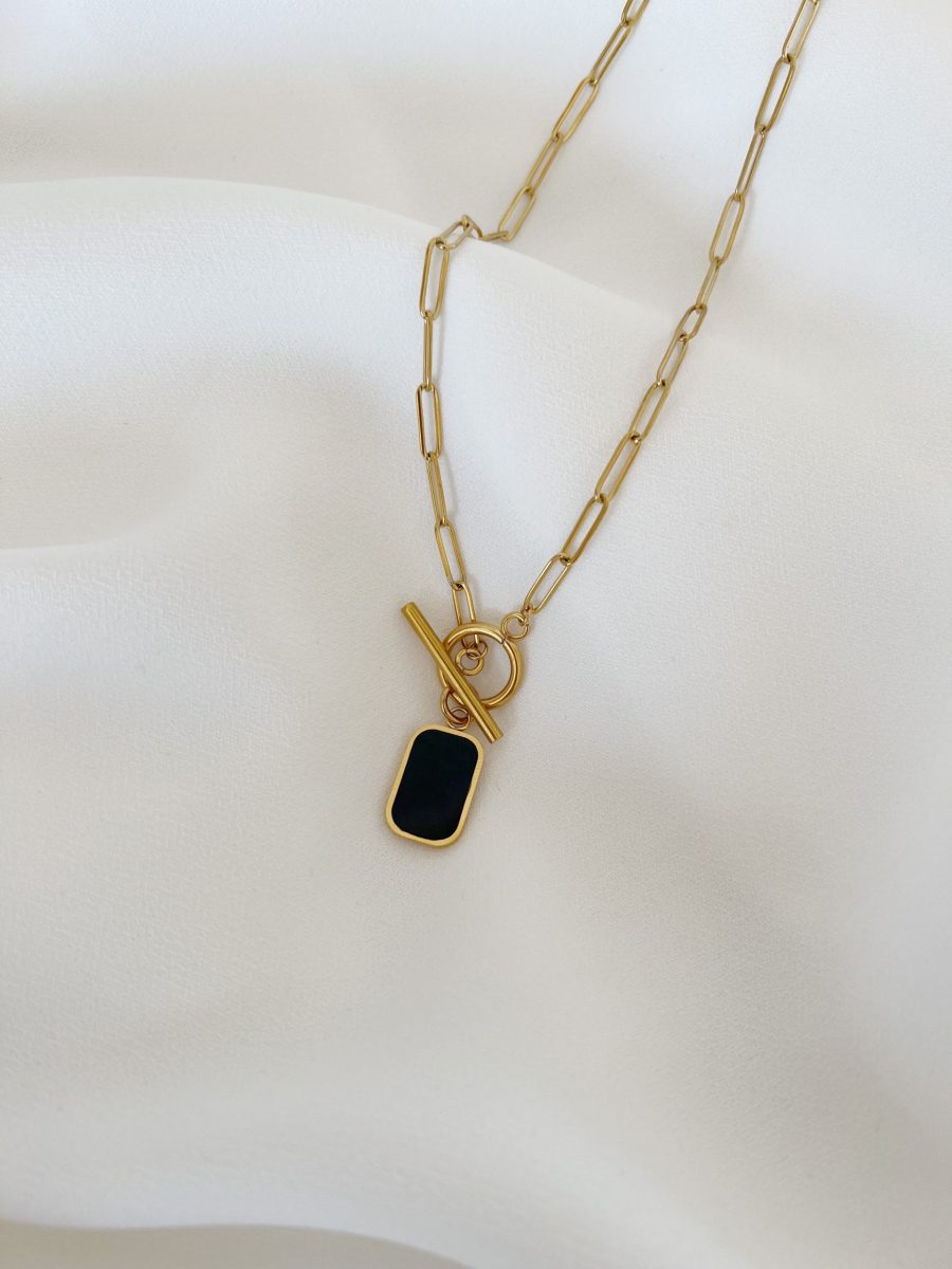 Colar em Aço Dourado com Malha Rectangular e Pendente Preto