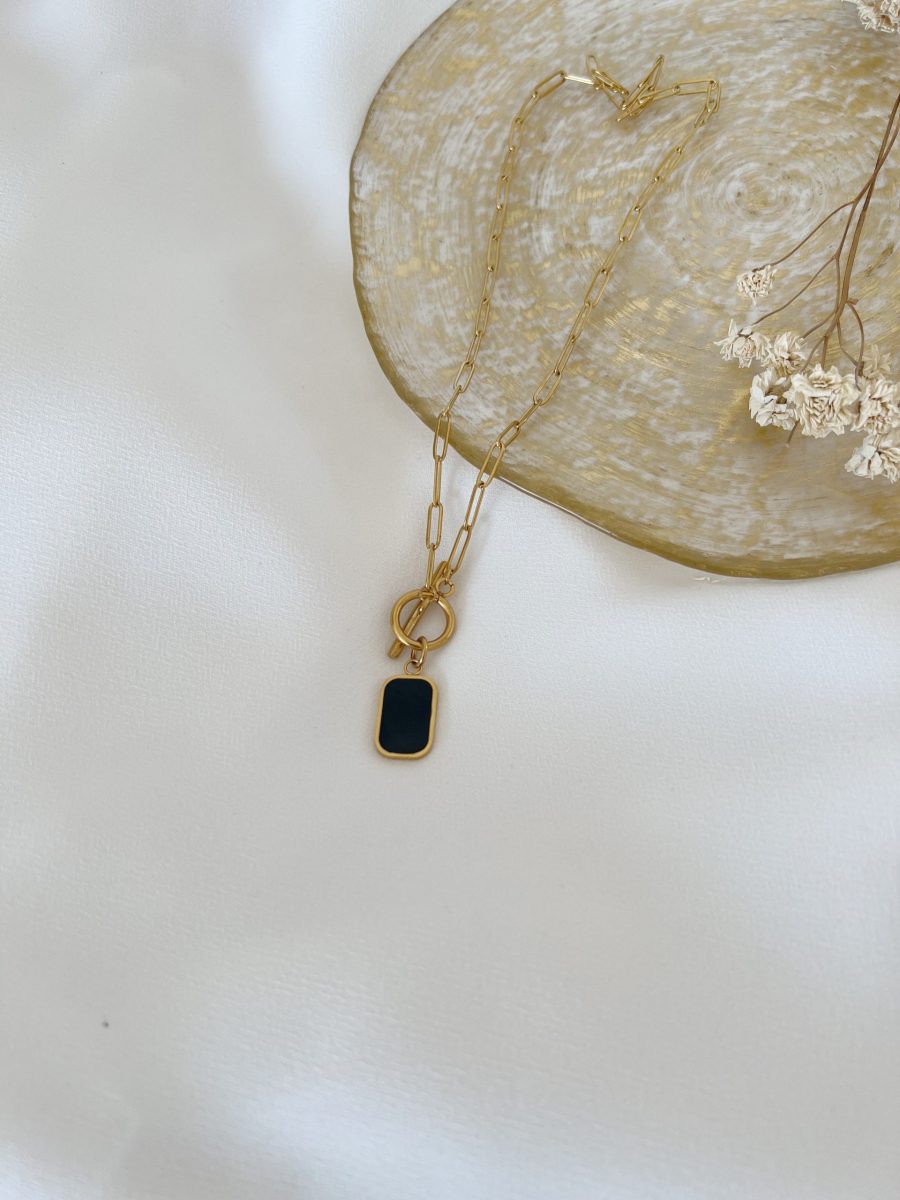 Colar em Aço Dourado com Malha Rectangular e Pendente Preto