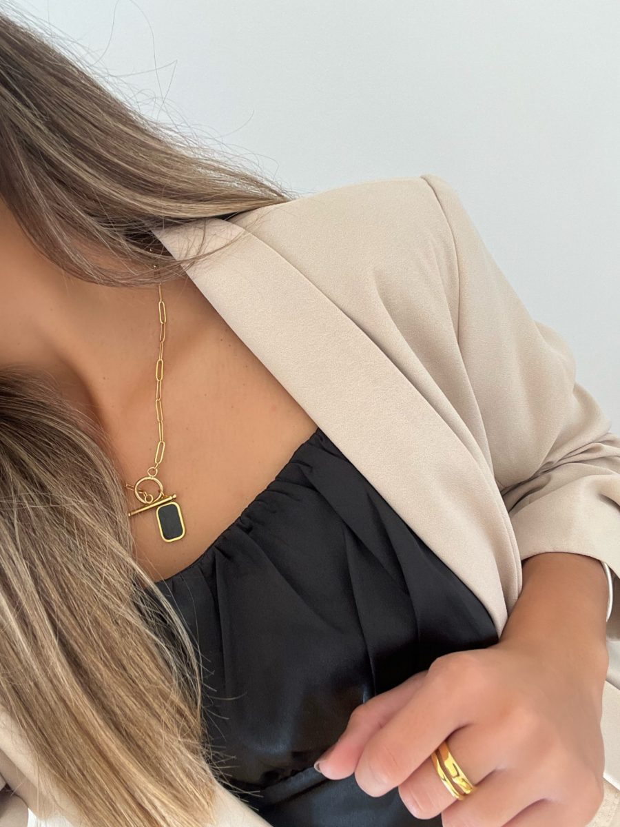 Colar em Aço Dourado com Malha Rectangular e Pendente Preto