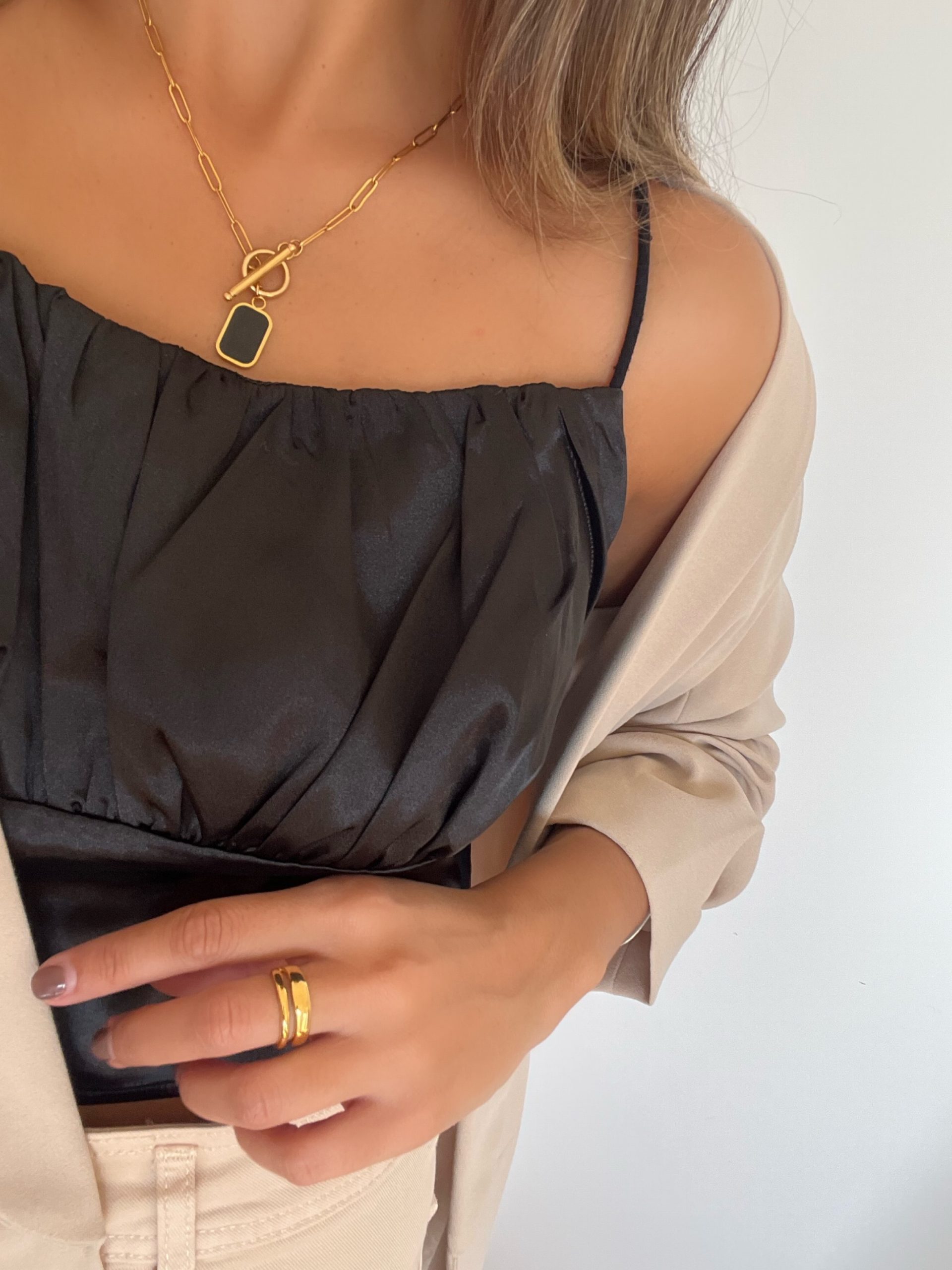 Colar em Aço Dourado com Malha Rectangular e Pendente Preto