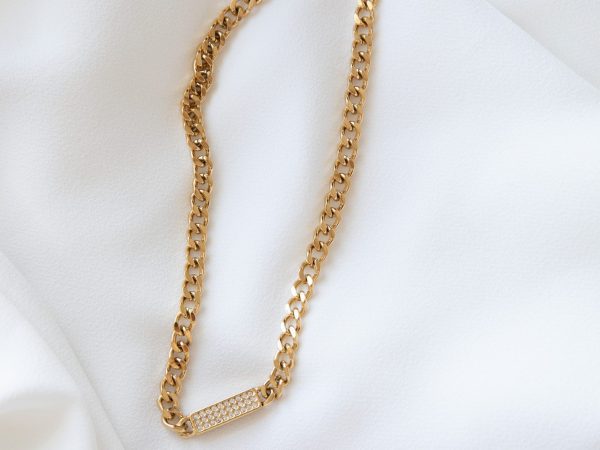 Colar em Aço Dourado com Pendente Rectangular com Zircónias