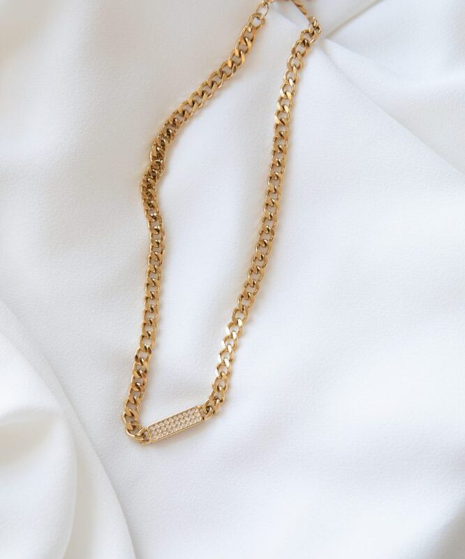Colar em Aço Dourado com Pendente Rectangular com Zircónias