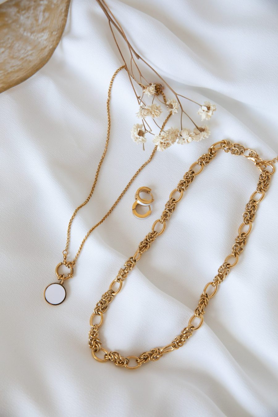 Colar em Aço Dourado com Pendente Redondo Branco