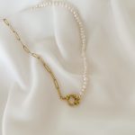 Colar em Aço Dourado com Pérolas e Malha Rectangular