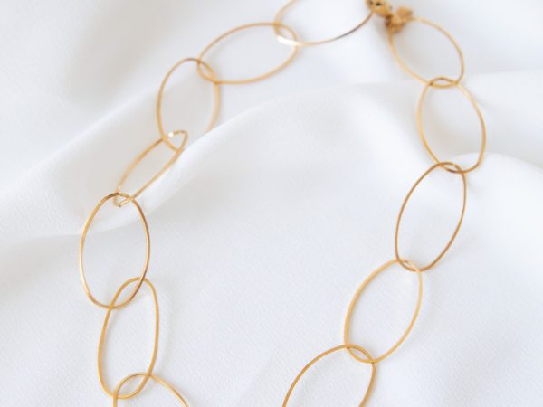 Colar em Aço Dourado Contemporâneo com Malha Circular