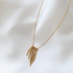 Colar em Aço Dourado com Pendente de Tiras