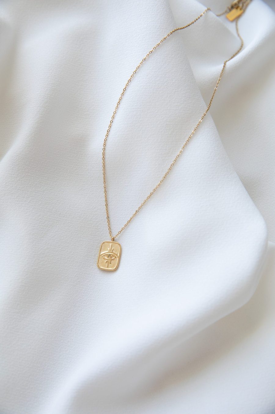 Colar em Aço Dourado com Pendente Rectangular com Olho