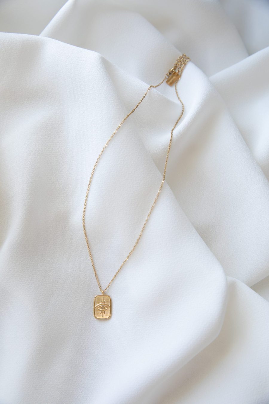 Colar em Aço Dourado com Pendente Rectangular com Olho