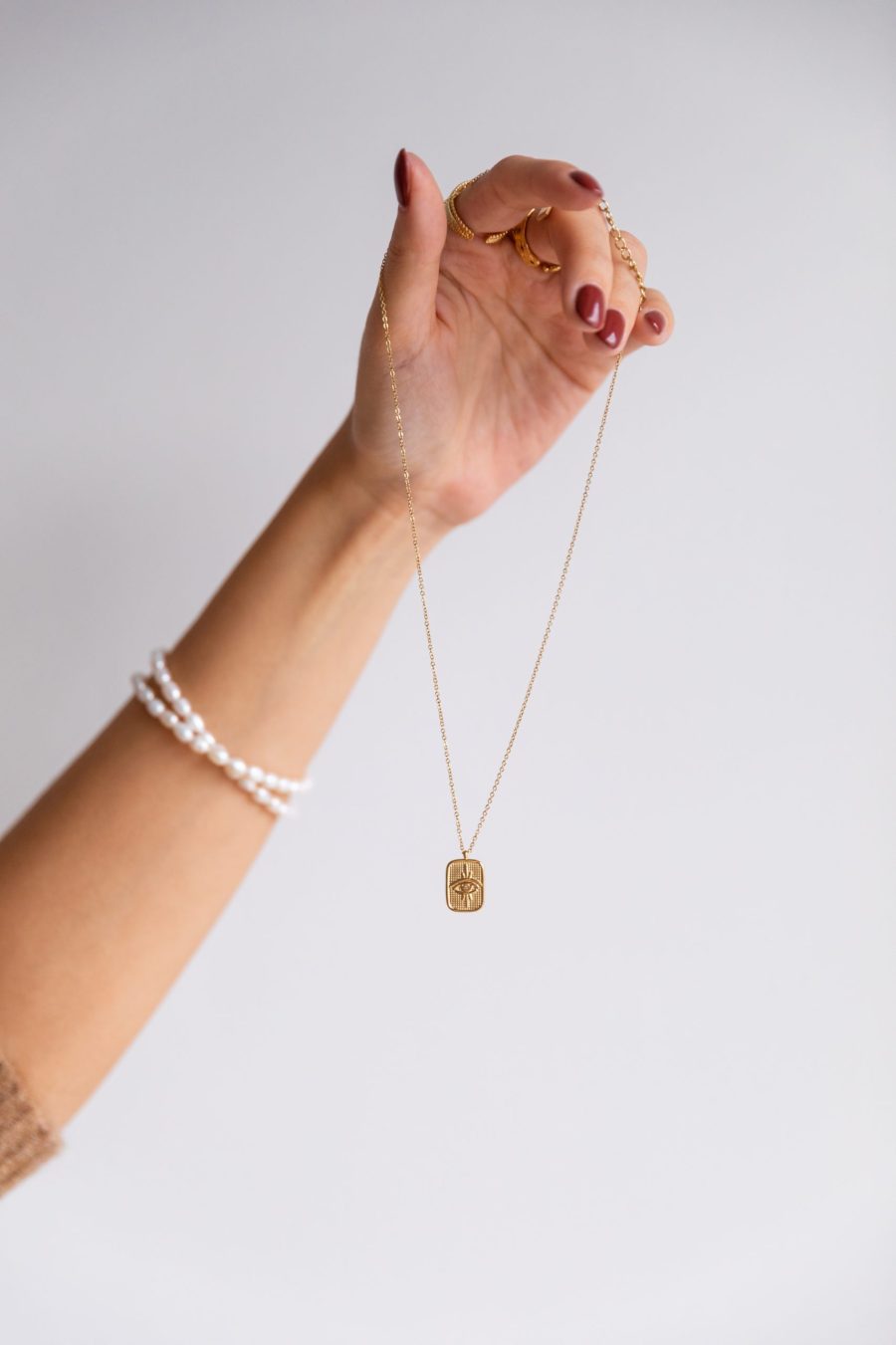 Colar em Aço Dourado com Pendente Rectangular com Olho