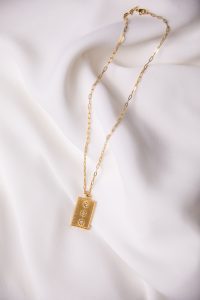 Colar em Aço Dourado com Pendente Rectangular e Zircónias