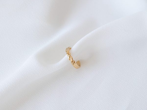 Anel em Aço Dourado Simples com Pequeno Torcido