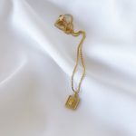 Colar em Aço Dourado com Pendente Pequenino Quadrado com Rosa