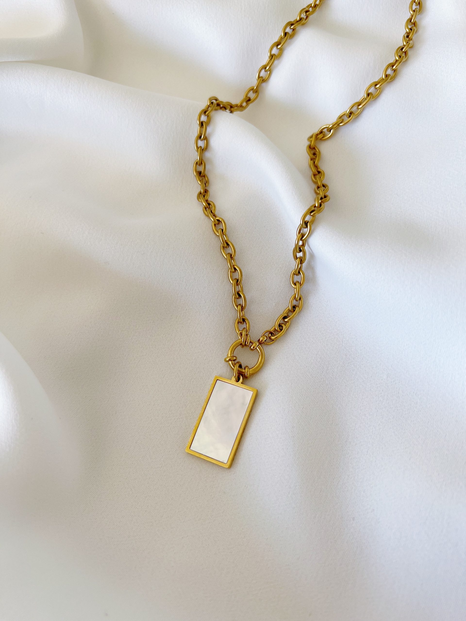 Colar em Aço Dourado com Pendente Rectangular Madrepérola