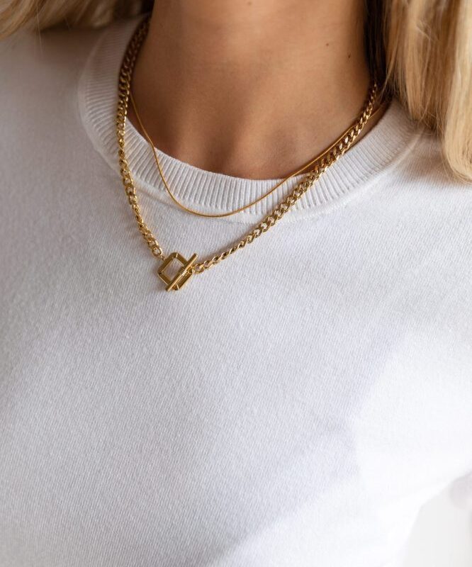 Colar em Aço Dourado Contemporâneo com Fecho Quadrado