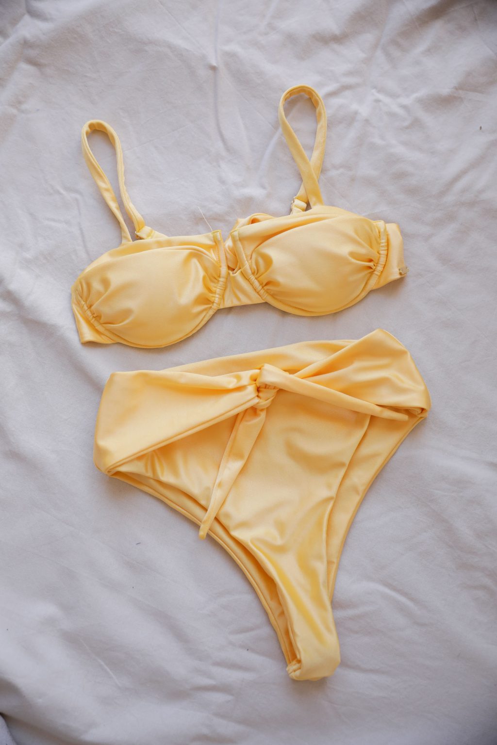 Biquini Amarelo Brilhante Concha com Aros e Cueca Subida com Laço - Image 6