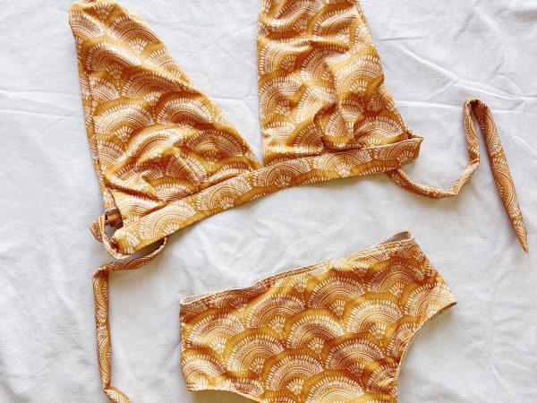 Biquini Castanho Boho com Top Triângular Largo e Cueca Subida