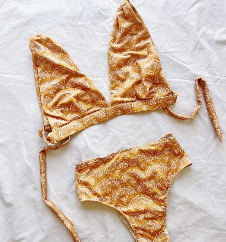 Biquini Castanho Boho com Top Triângular Largo e Cueca Subida