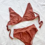 Biquini Castanho Brilhante com Top Clássico e Cueca Subida