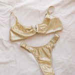 Biquini Dourado Brilhante com Top em V e Cueca Franzida