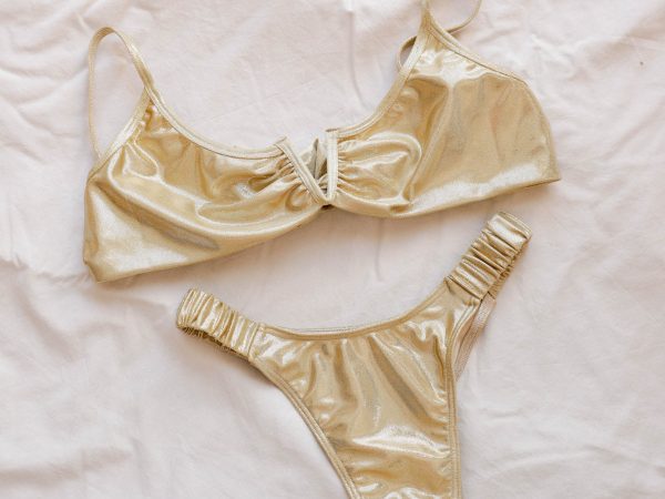 Biquini Dourado Brilhante com Top em V e Cueca Franzida