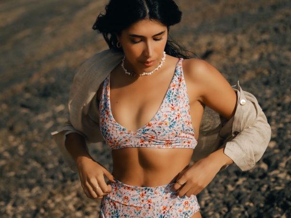 Biquini às Flores Tons Claros com Top Clássico e Cueca Subida