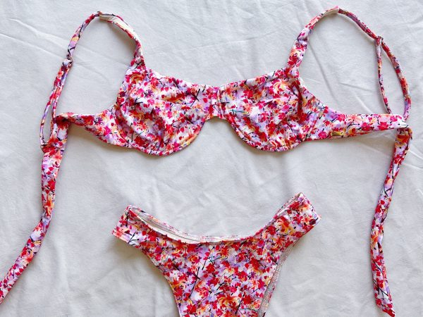 Biquini com Flores Fortes com Top com Aros e Cueca Alta
