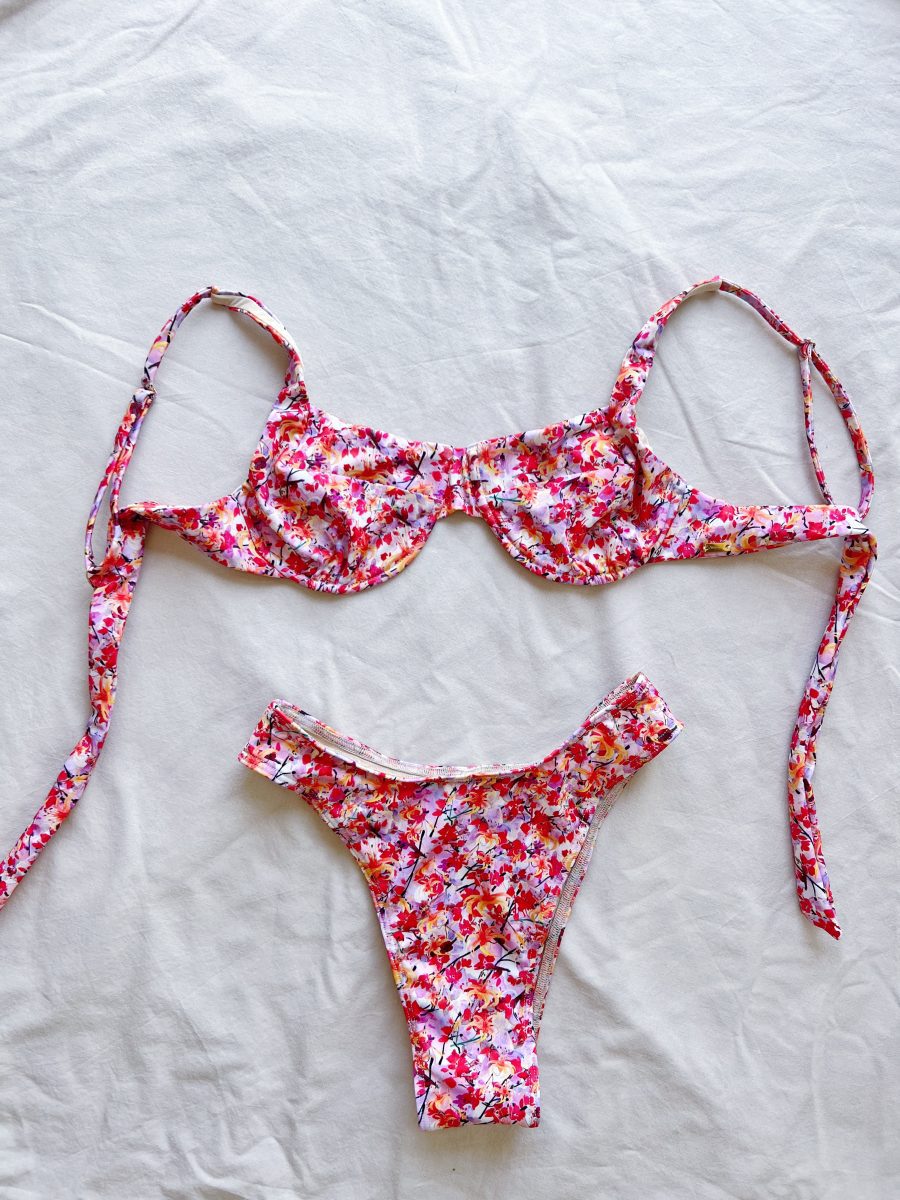 Biquini com Flores Fortes com Top com Aros e Cueca Alta