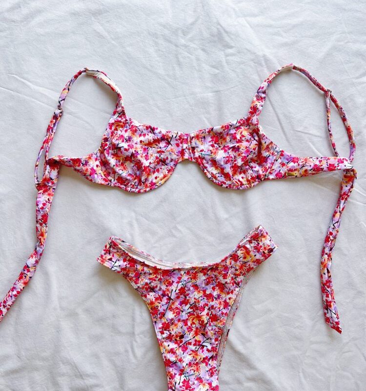 Biquini com Flores Fortes com Top com Aros e Cueca Alta