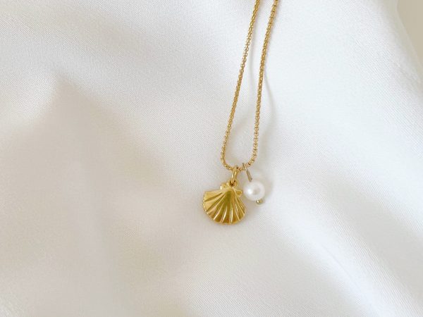Colar em Aço Dourado com Concha e Pérola