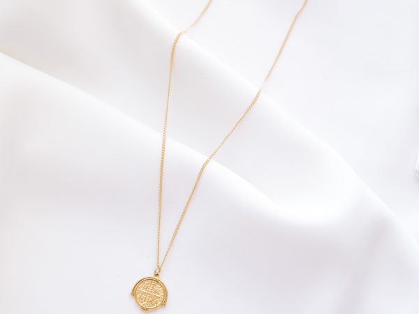 Colar em Aço Dourado com Pendente Redondo Egípcio