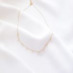 Colar em Aço Dourado com Pérolas Pequeninas Penduradas