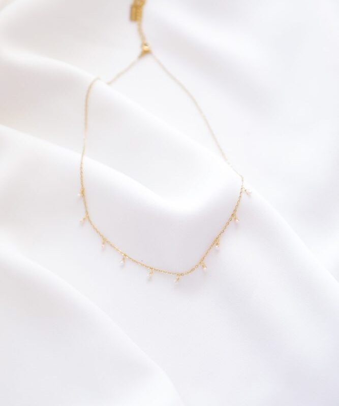 Colar em Aço Dourado com Pérolas Pequeninas Penduradas