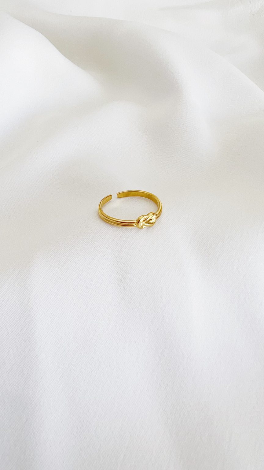 Anel em Aço Dourado Ajustável com Nó Pequenino