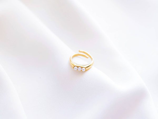 Anel em Aço Dourado com 3 Pérolas