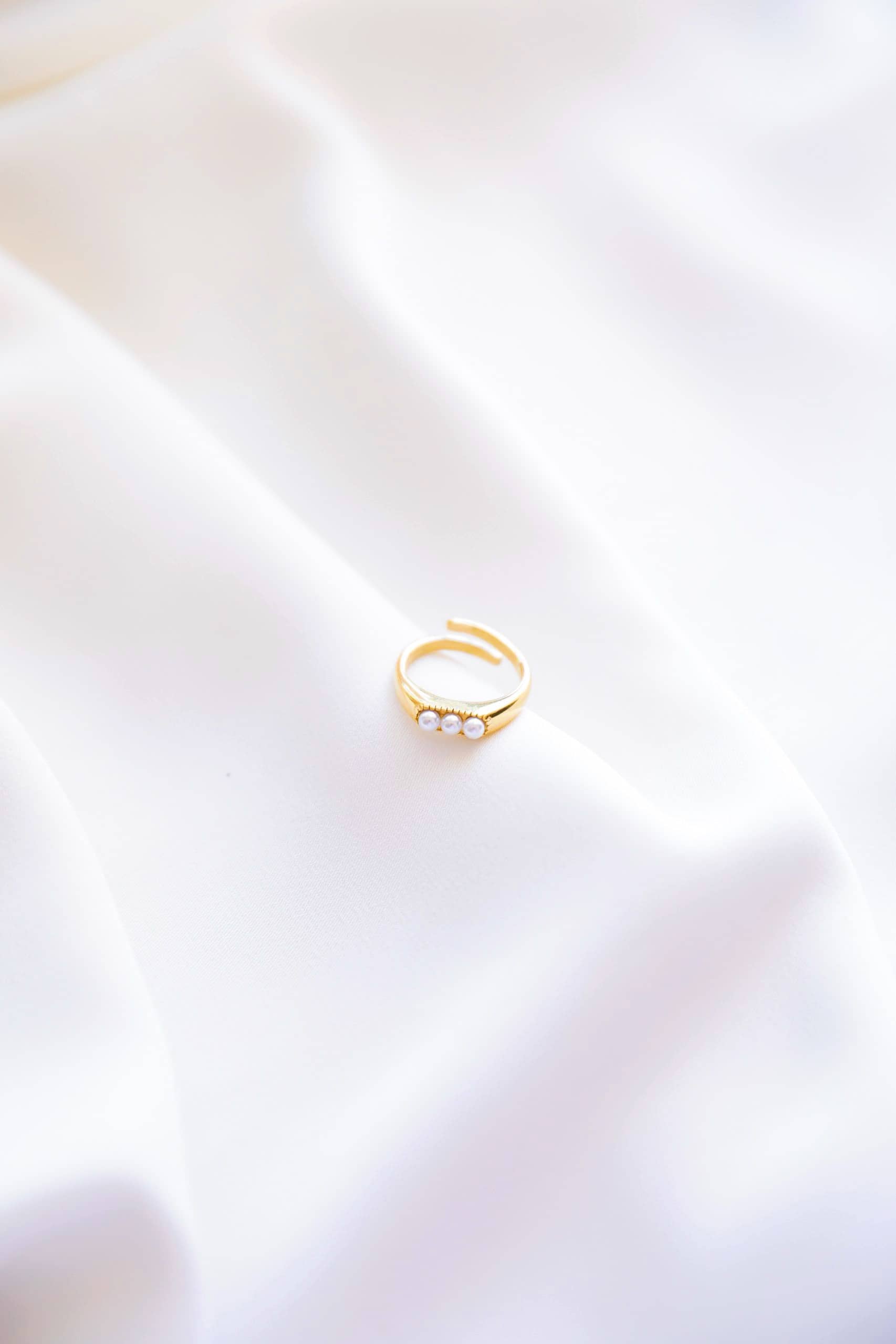 Anel em Aço Dourado com 3 Pérolas