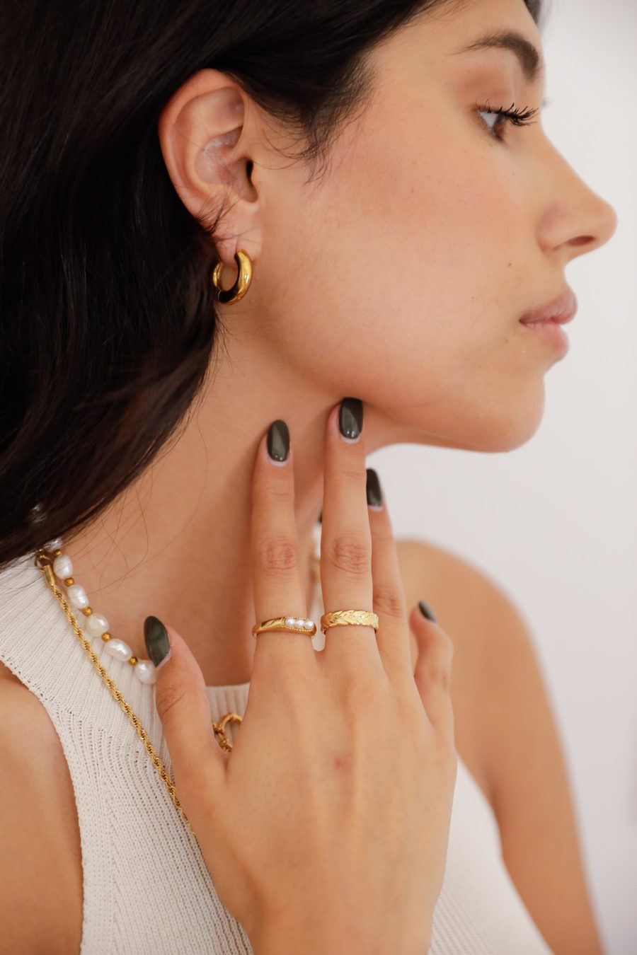 Anel em Aço Dourado com 3 Pérolas