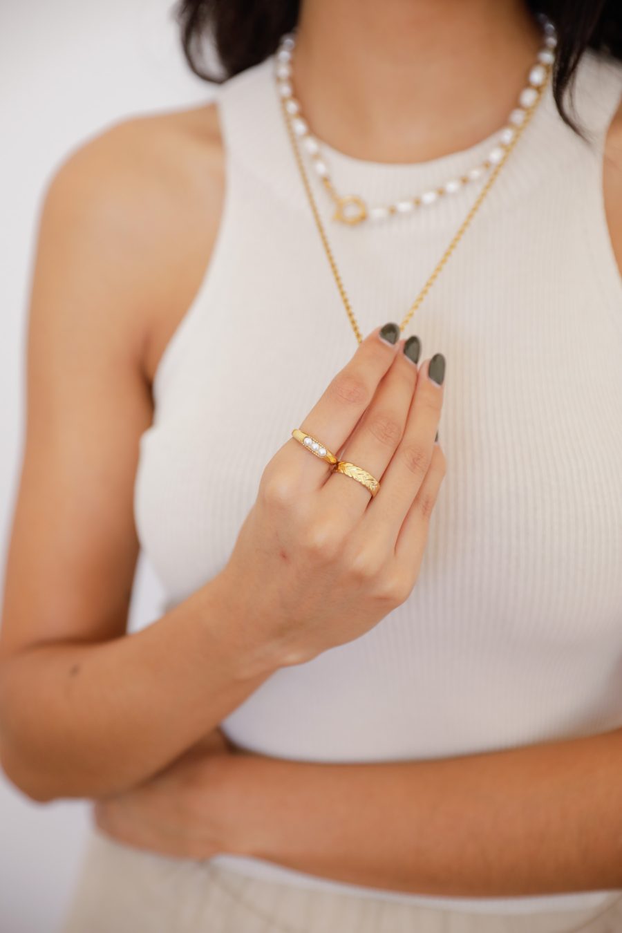 Anel em Aço Dourado com 3 Pérolas