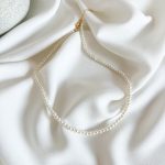 Colar em Aço Curto com Pérolas