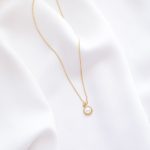 Colar em Aço Dourado com Pendente Redondo e Pérola