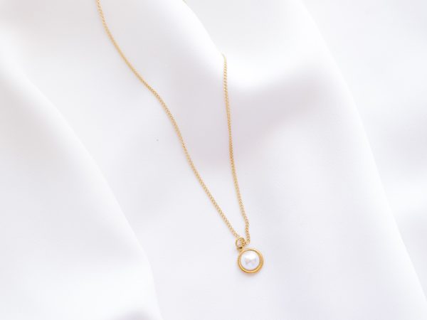 Colar em Aço Dourado com Pendente Redondo e Pérola