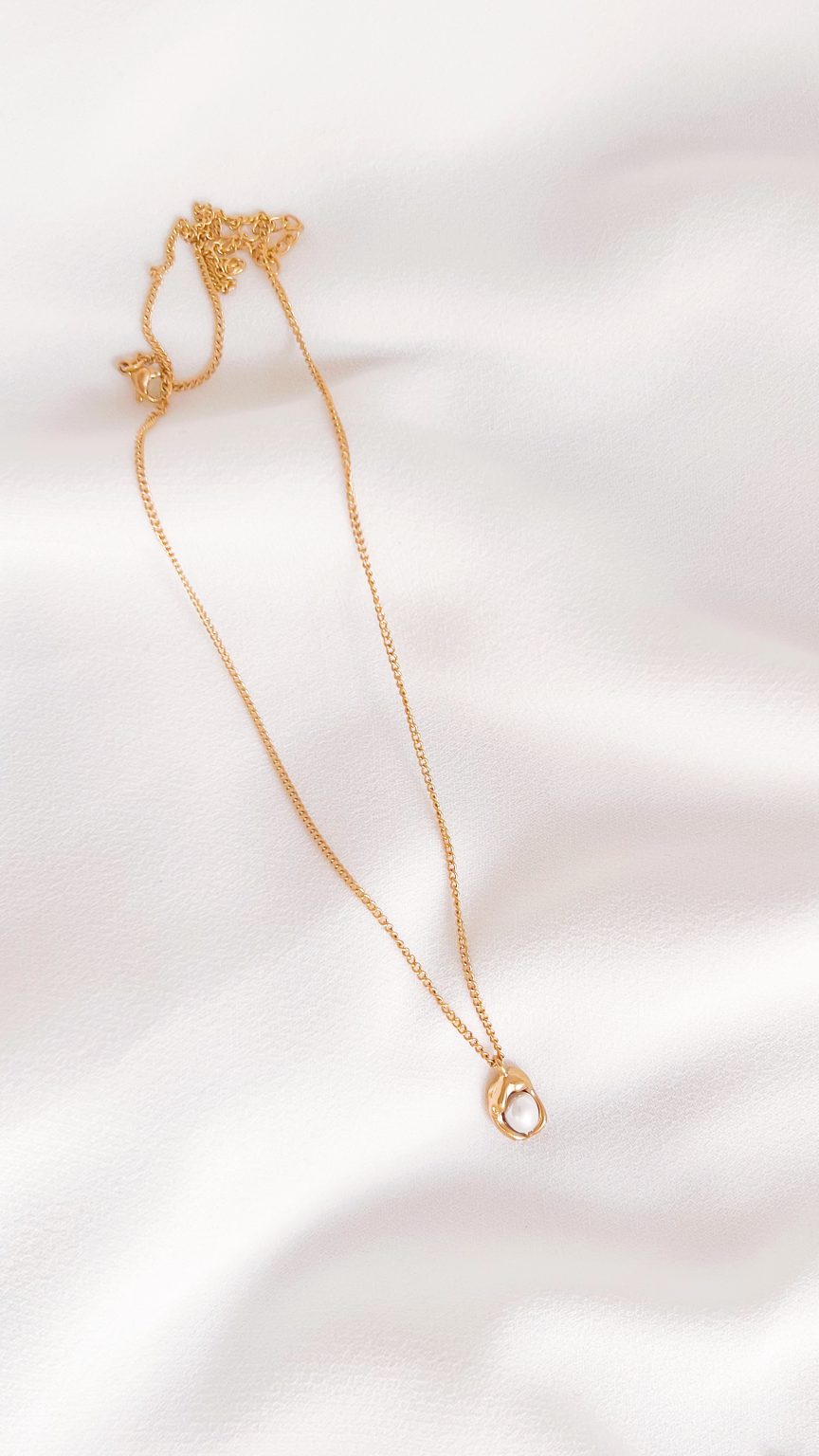 Colar em Aço Dourado com Pendente Pequenino com Pérola