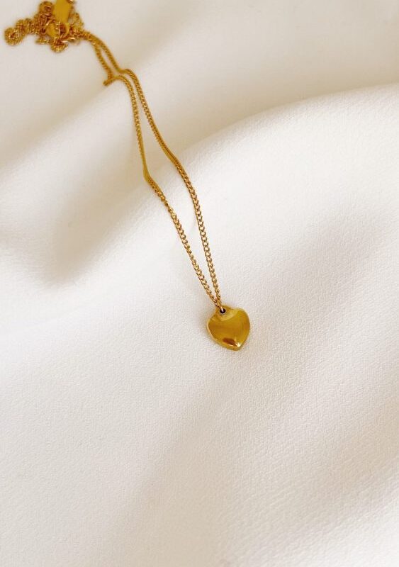 Colar em Aço Dourado com Coração Pequenino
