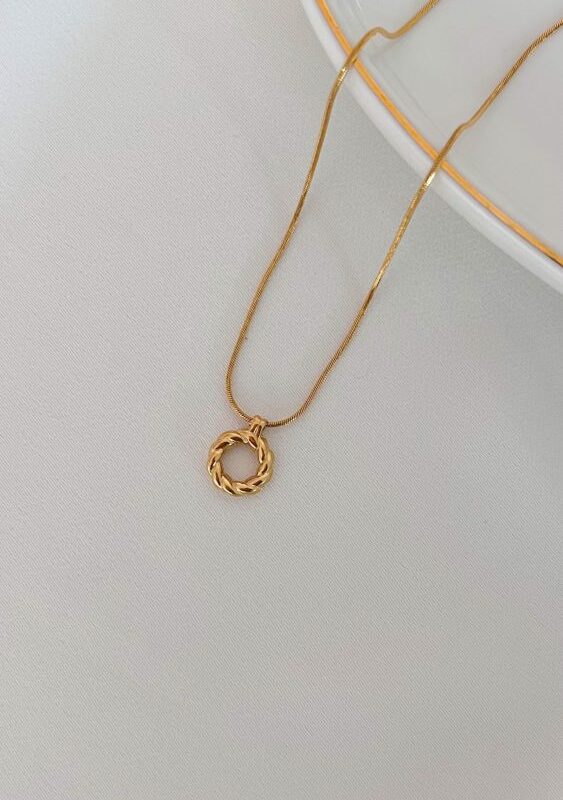 Colar em Aço Dourado com Pendente Redondo Trabalhado