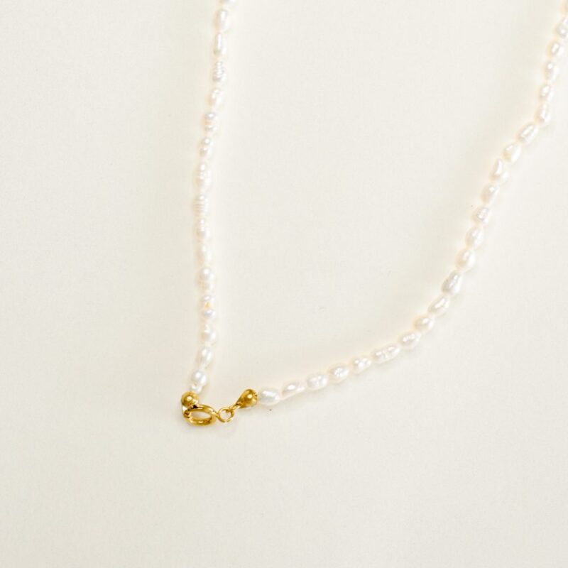 Colar em Aço Dourado com Pérolas Pequeninas de Água Doce