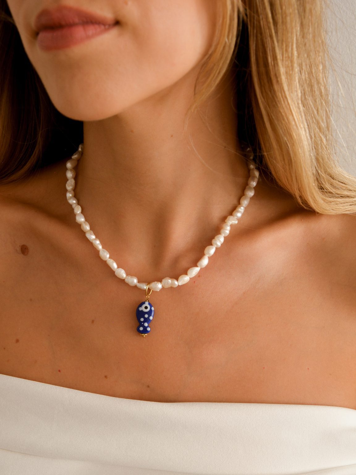 Colar de Pérolas Naturais com Peixe Azul de Cerâmica - Image 4