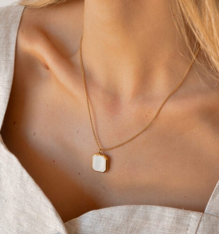 Colar em Aço com Pendente Quandrado Creme