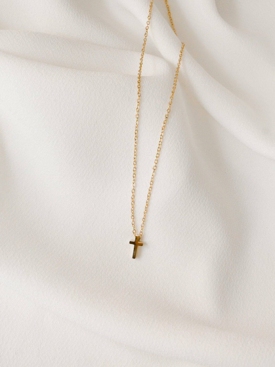Colar em Aço Dourado com Cruz Pequena
